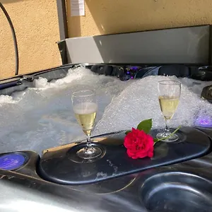 Des Combes Blanches Avec Piscine Et Jacuzzi Hébergement de vacances